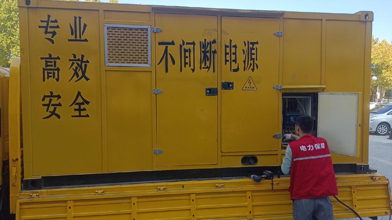 托里柴油发电机组和UPS电源配合使用时，如何避免切换过程中的电力中断？